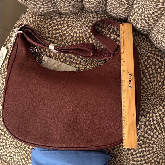 BAGGU NWT Medium Recycled Leather Crescent Bag w/ dust bag Color: Mahogany - Picture 14 of 16